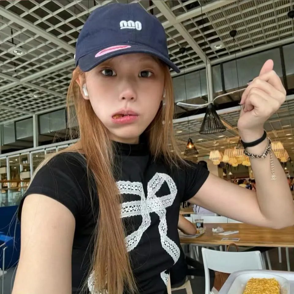 美丽的寡妇亲吻更好